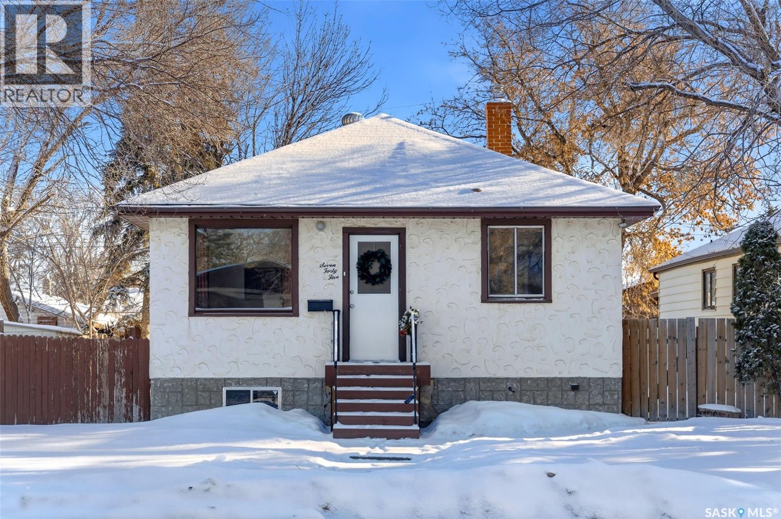 745 Elphinstone STREET