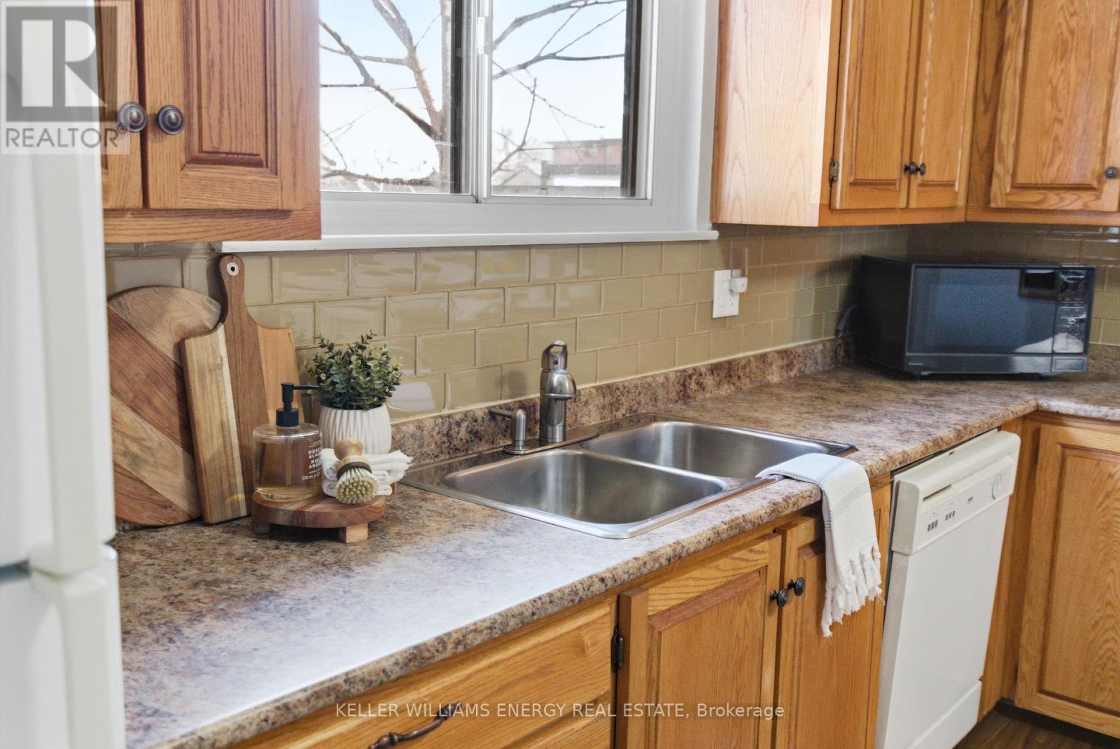 72 - 1333 MARY STREET N