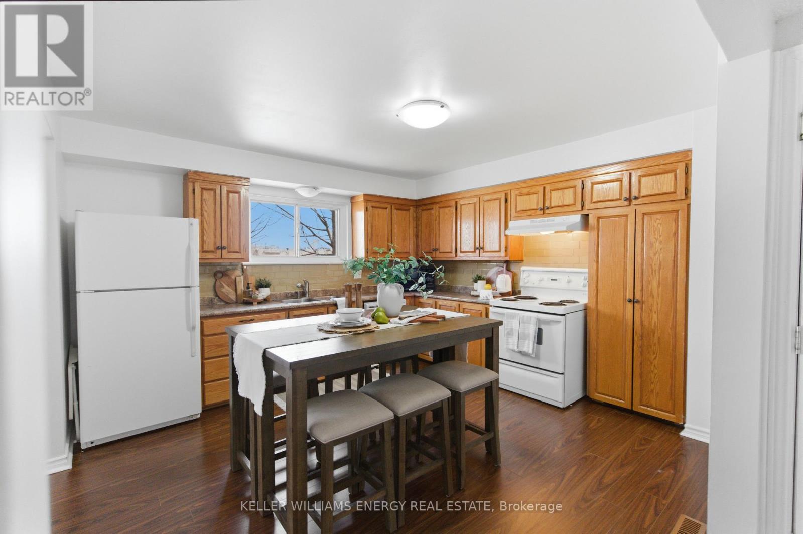 72 - 1333 MARY STREET N