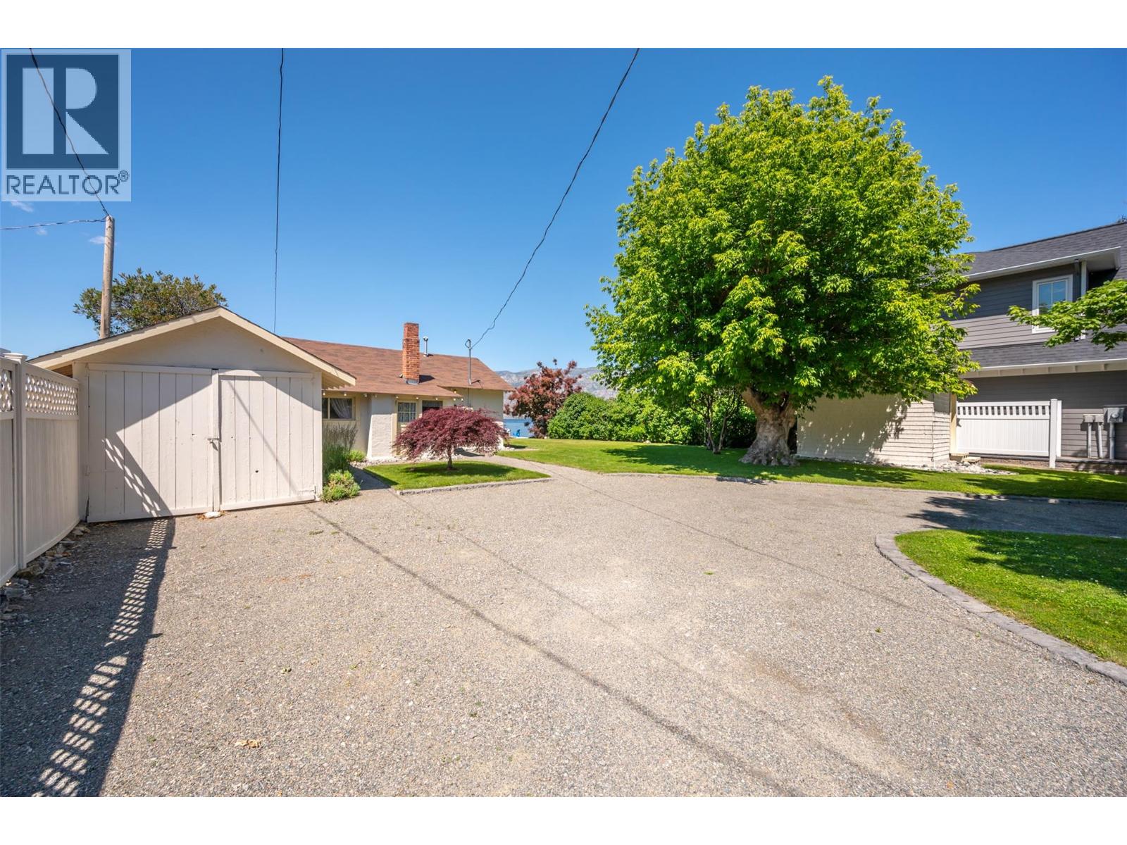 19235 Lakeshore Drive N