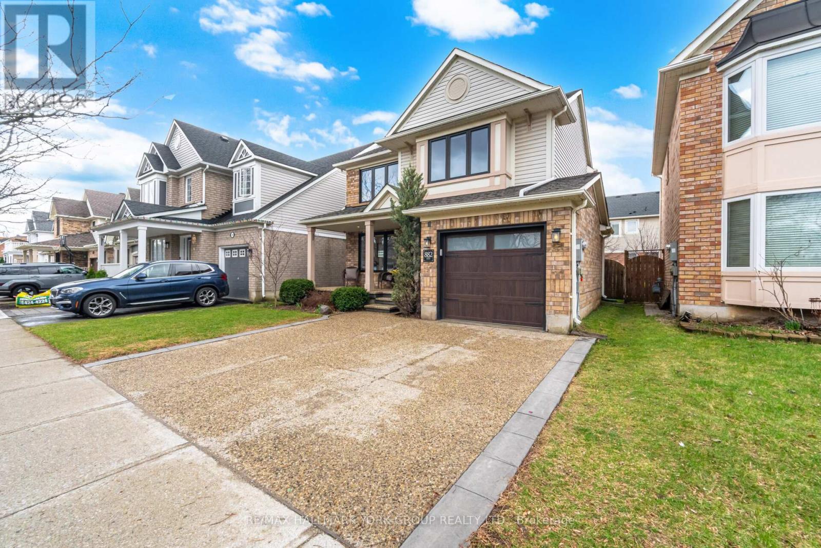 882 MCDUFFE CRESCENT