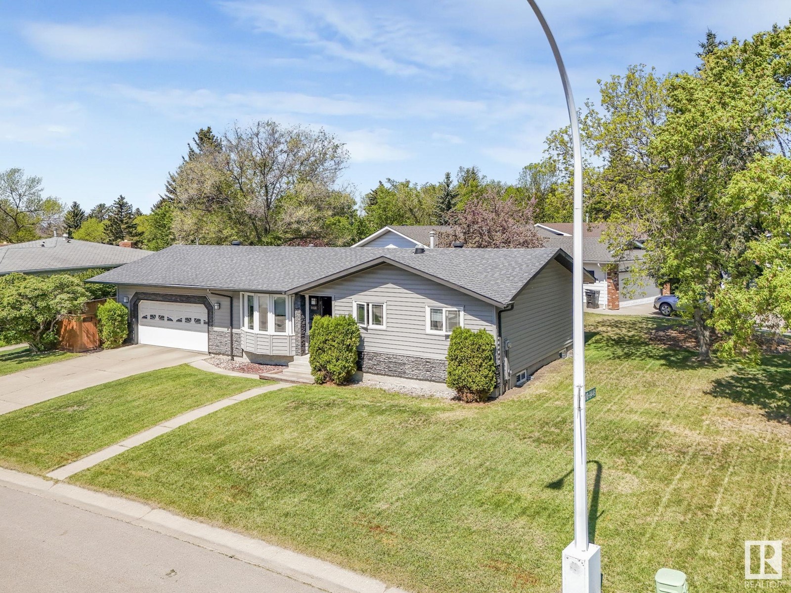 8450 14 AV NW