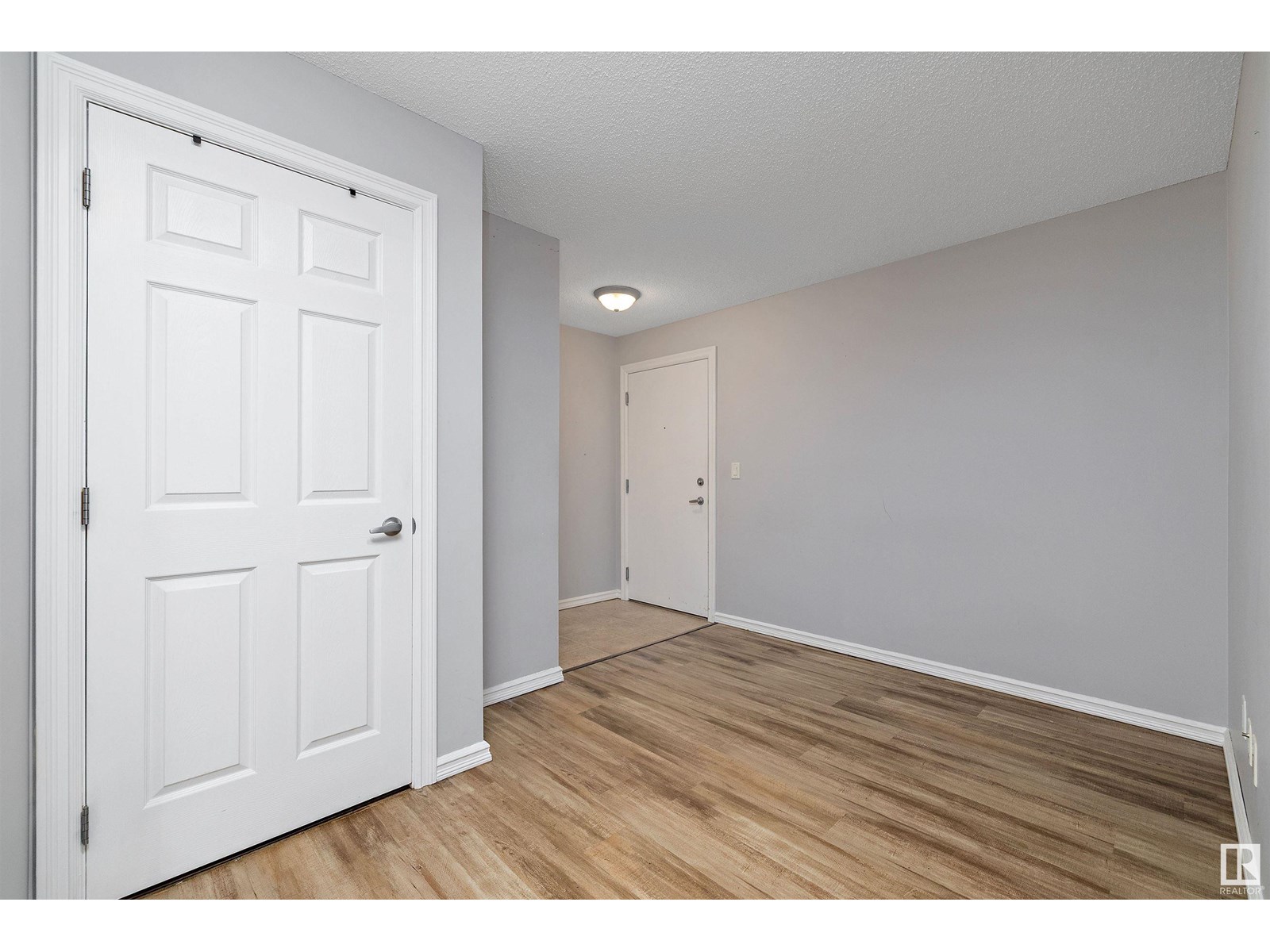 #201 4407 23 ST NW