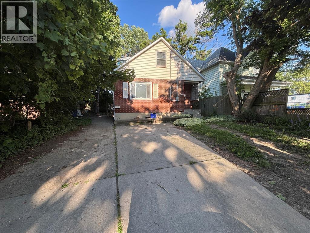 Photo 1 of 24 — 292 Christina STREET South, Sarnia, ON N7T2N5