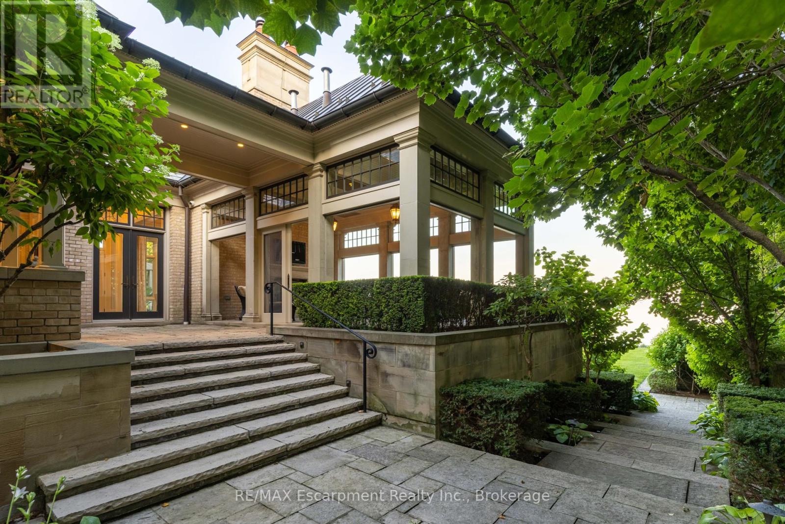2054 LAKESHORE ROAD E