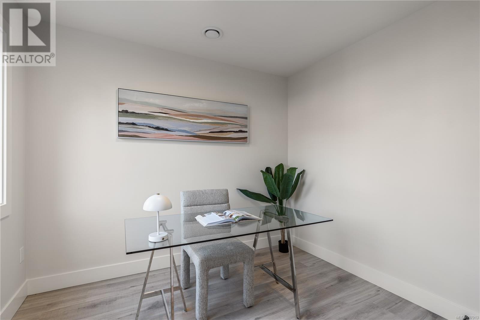 4 910 Old Esquimalt Rd