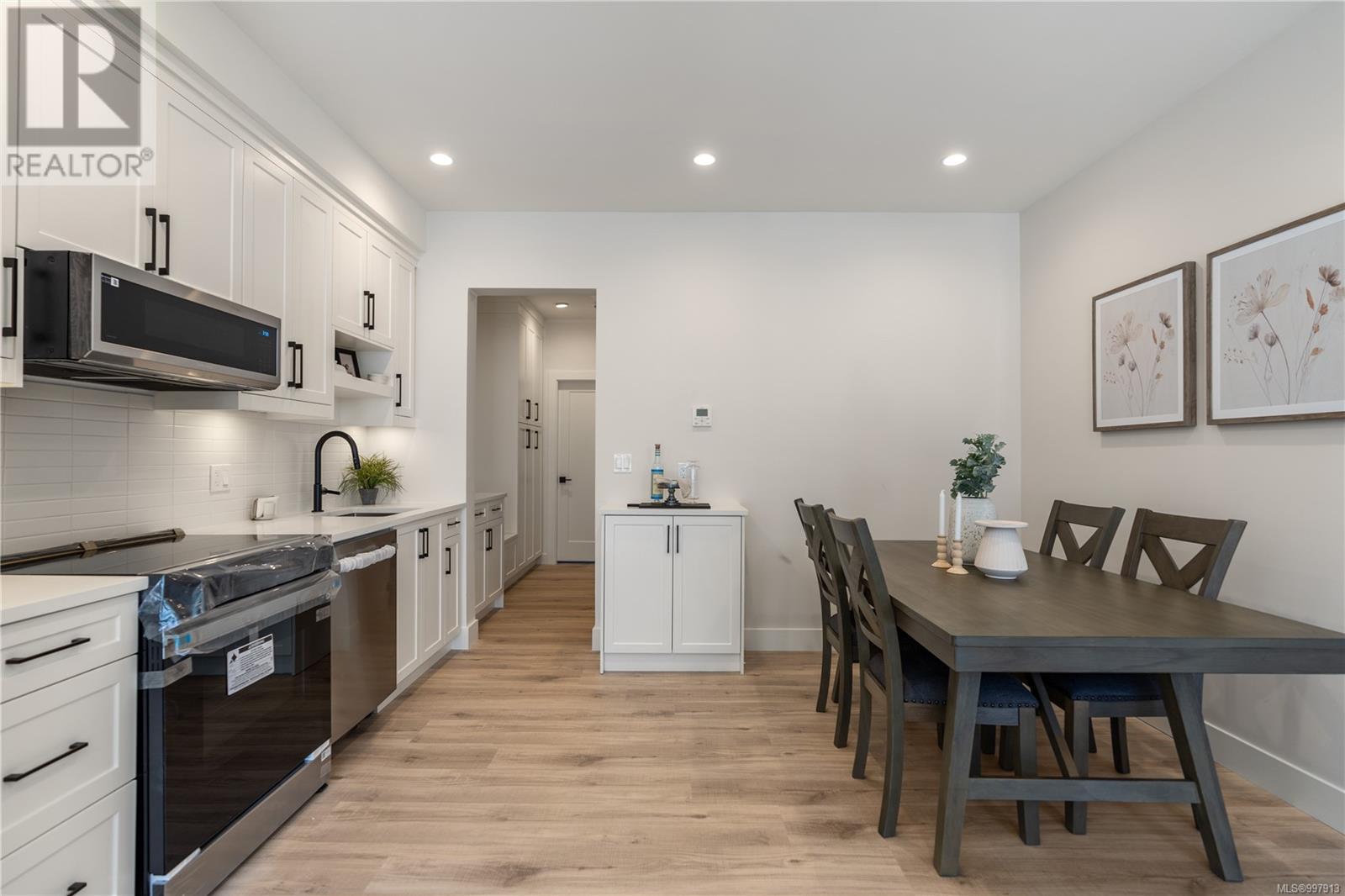 4 910 Old Esquimalt Rd
