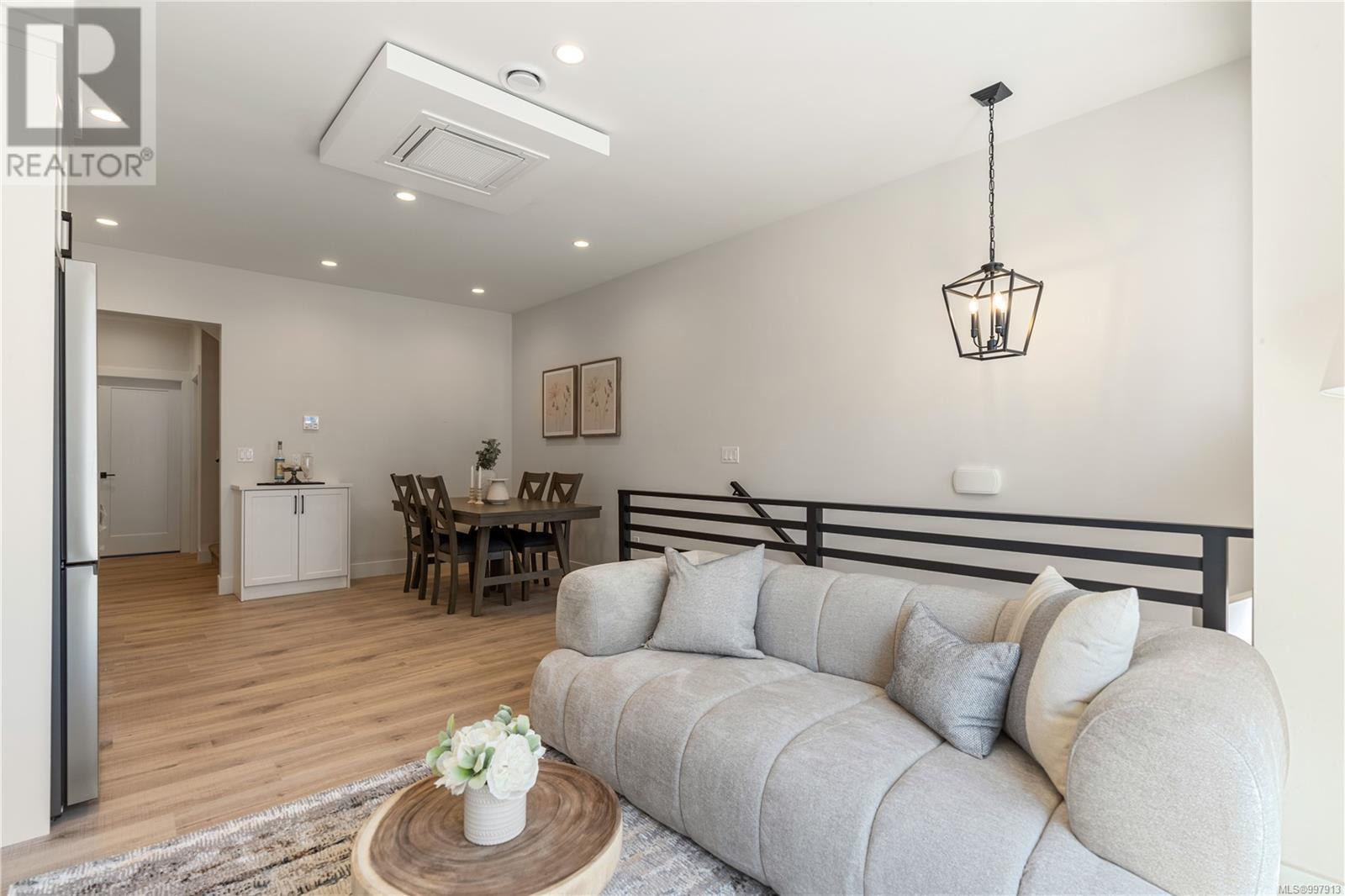 4 910 Old Esquimalt Rd