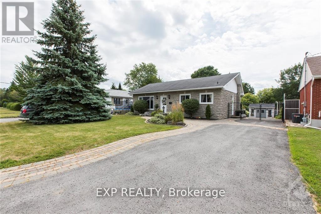 Photo 1 of 31 — 28 APPLEFORD STREET, Ottawa, ON K1J6T9