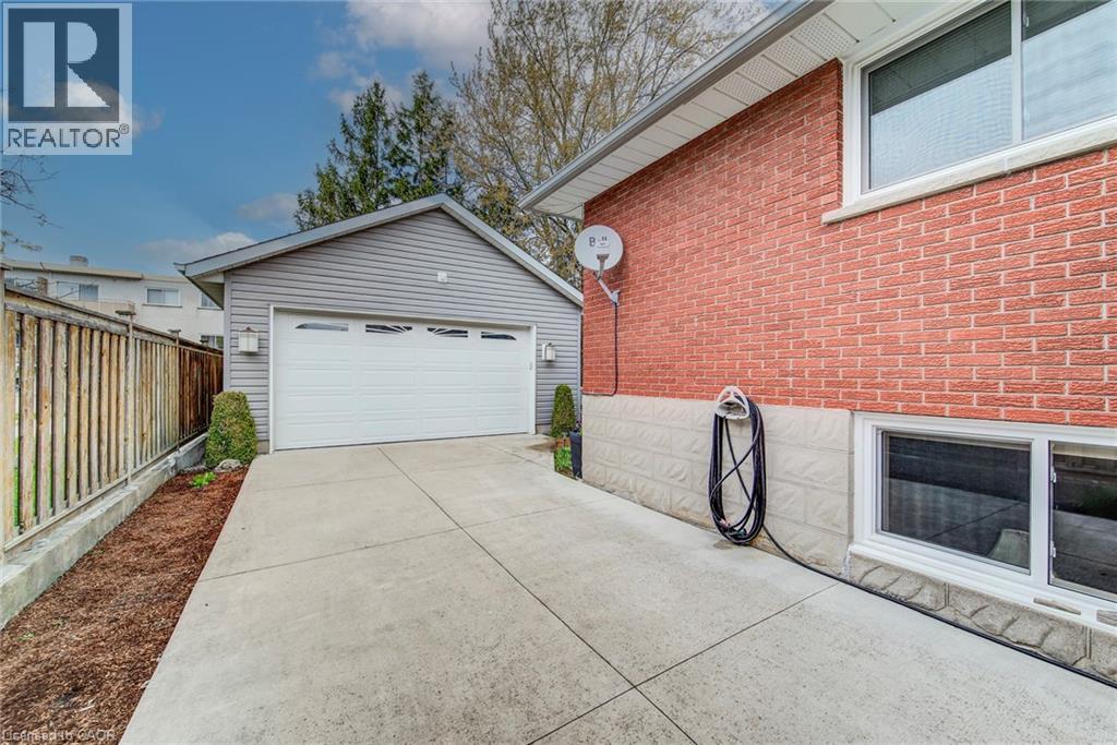 18 QUEENSTON Crescent
