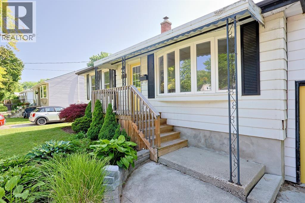 898 GRANDVIEW AVENUE