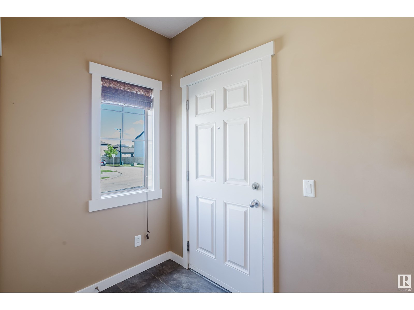1206 37 AV NW