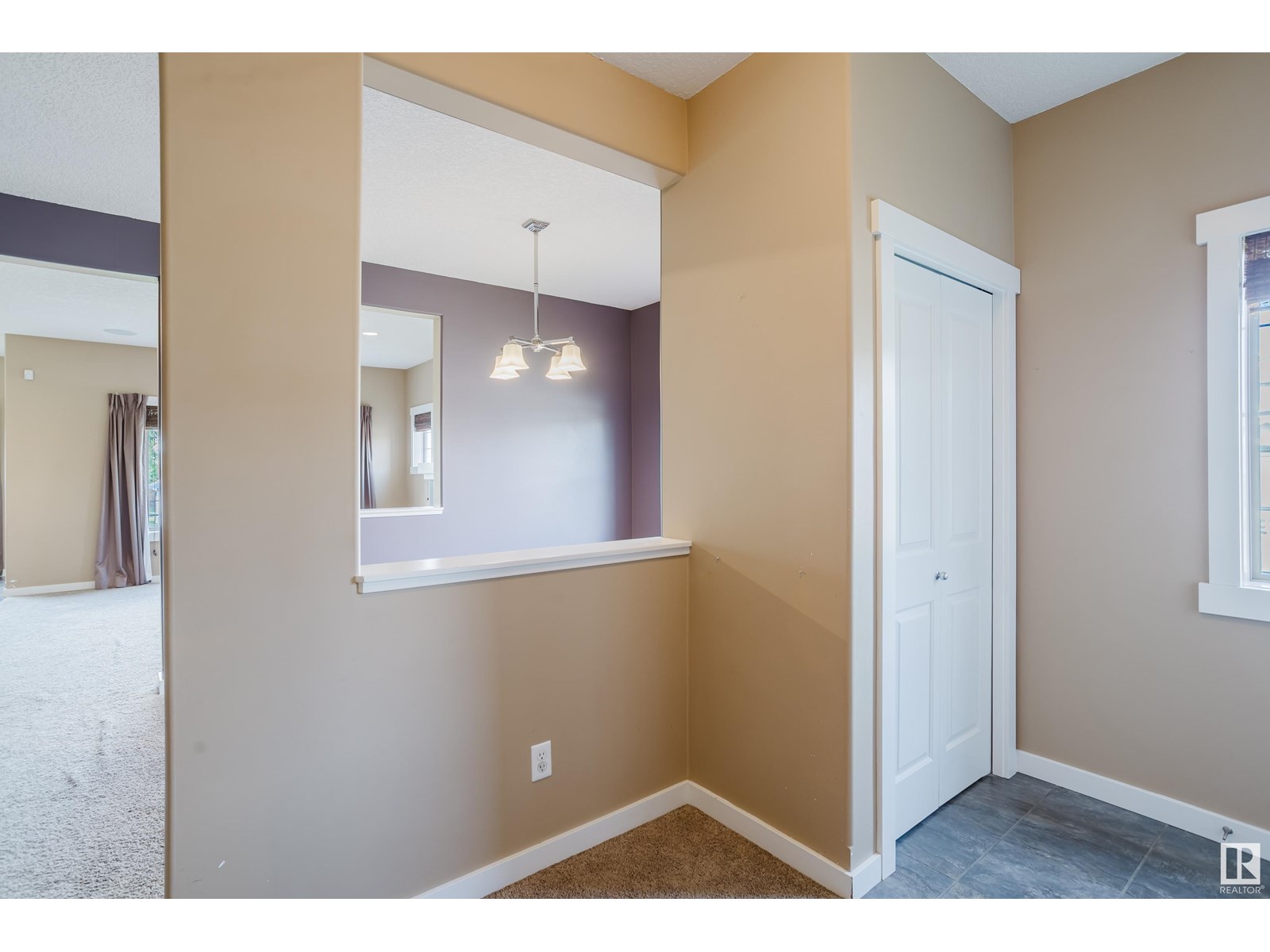 1206 37 AV NW
