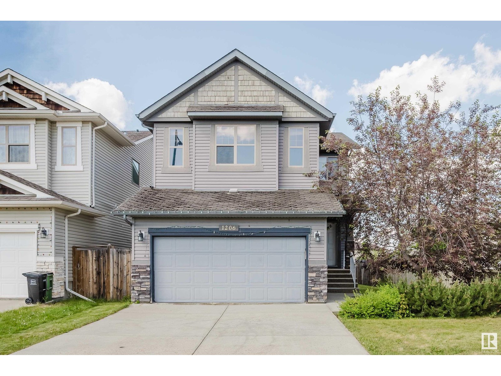 1206 37 AV NW