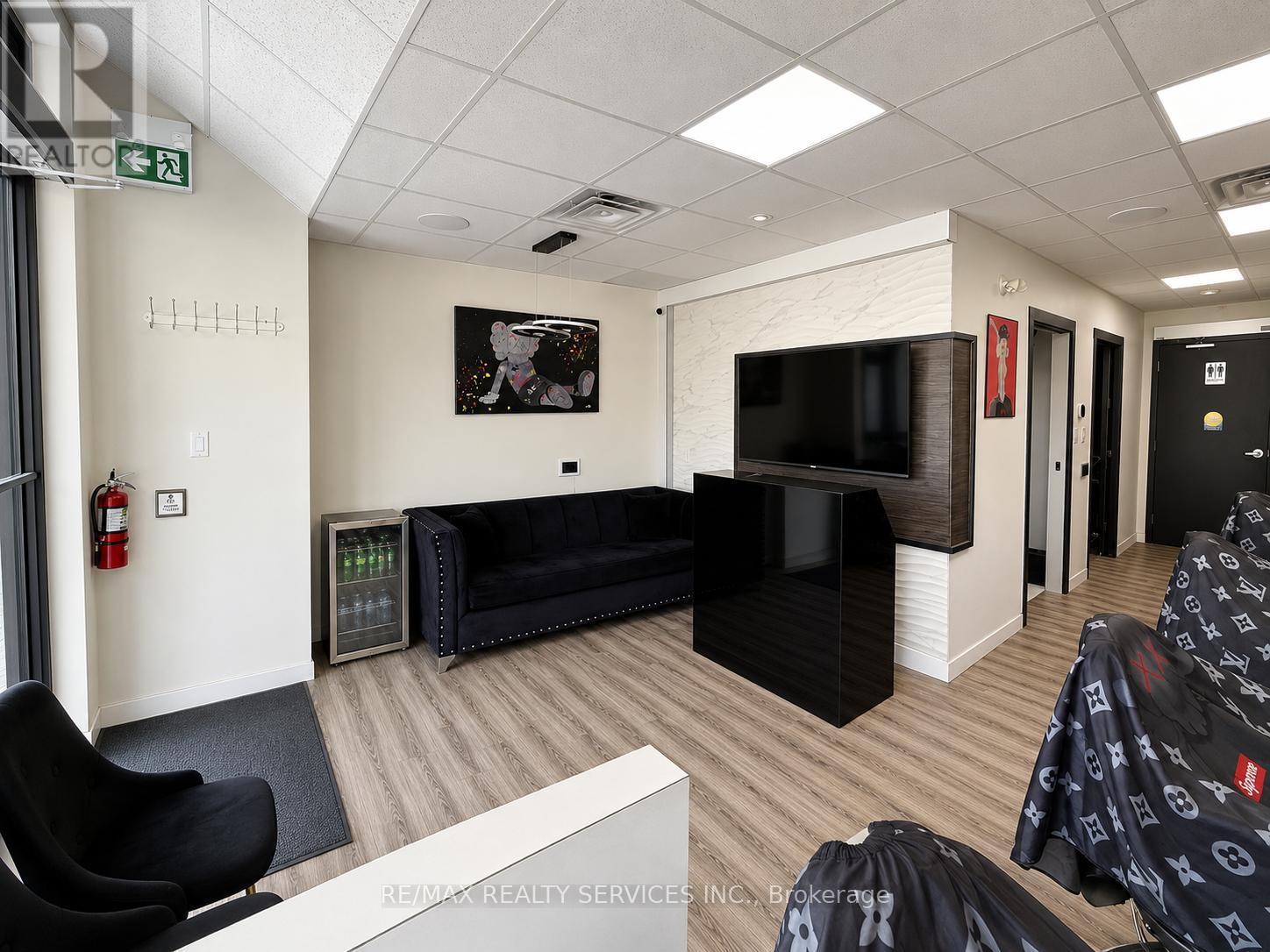 112 BURNHAMTHORPE ROAD E