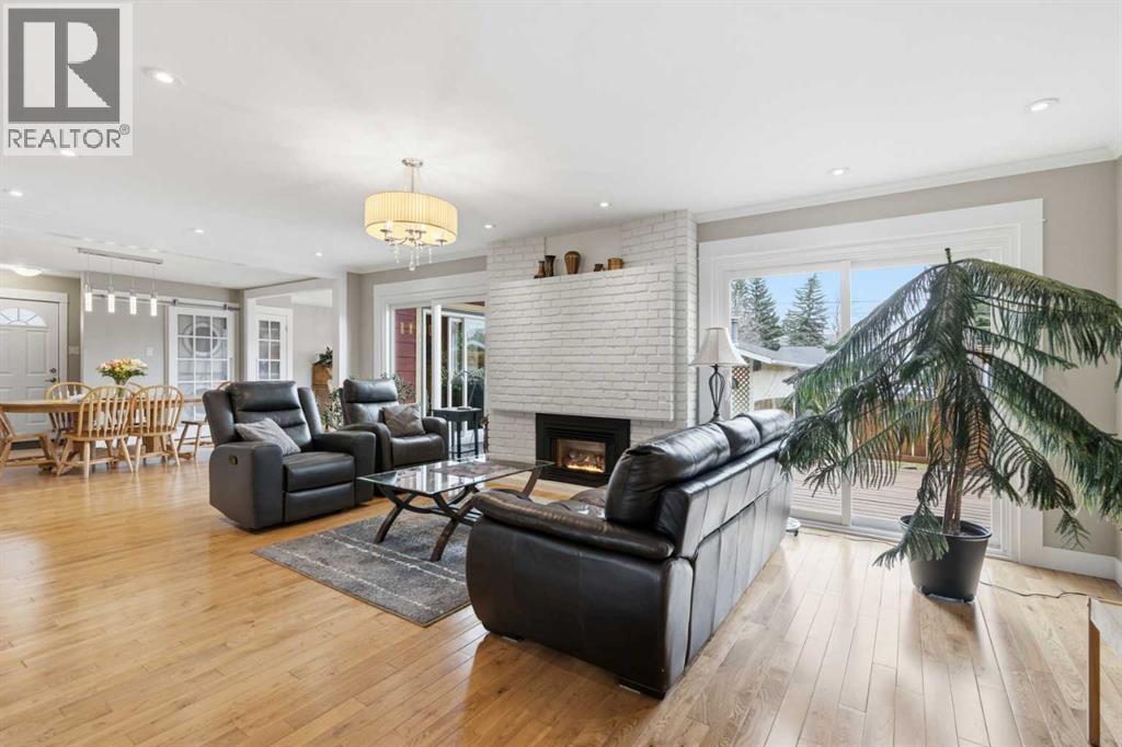 3308 Lakeside Crescent SW