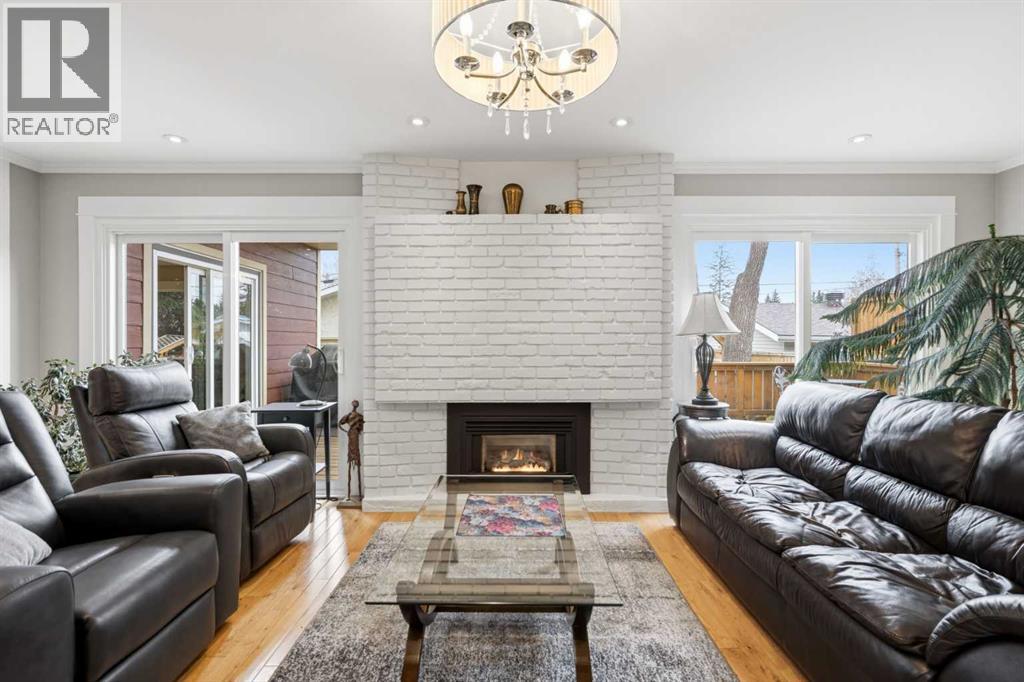 3308 Lakeside Crescent SW