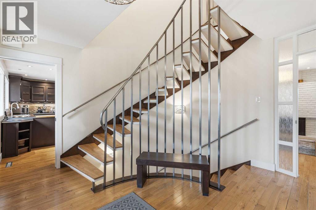 3308 Lakeside Crescent SW