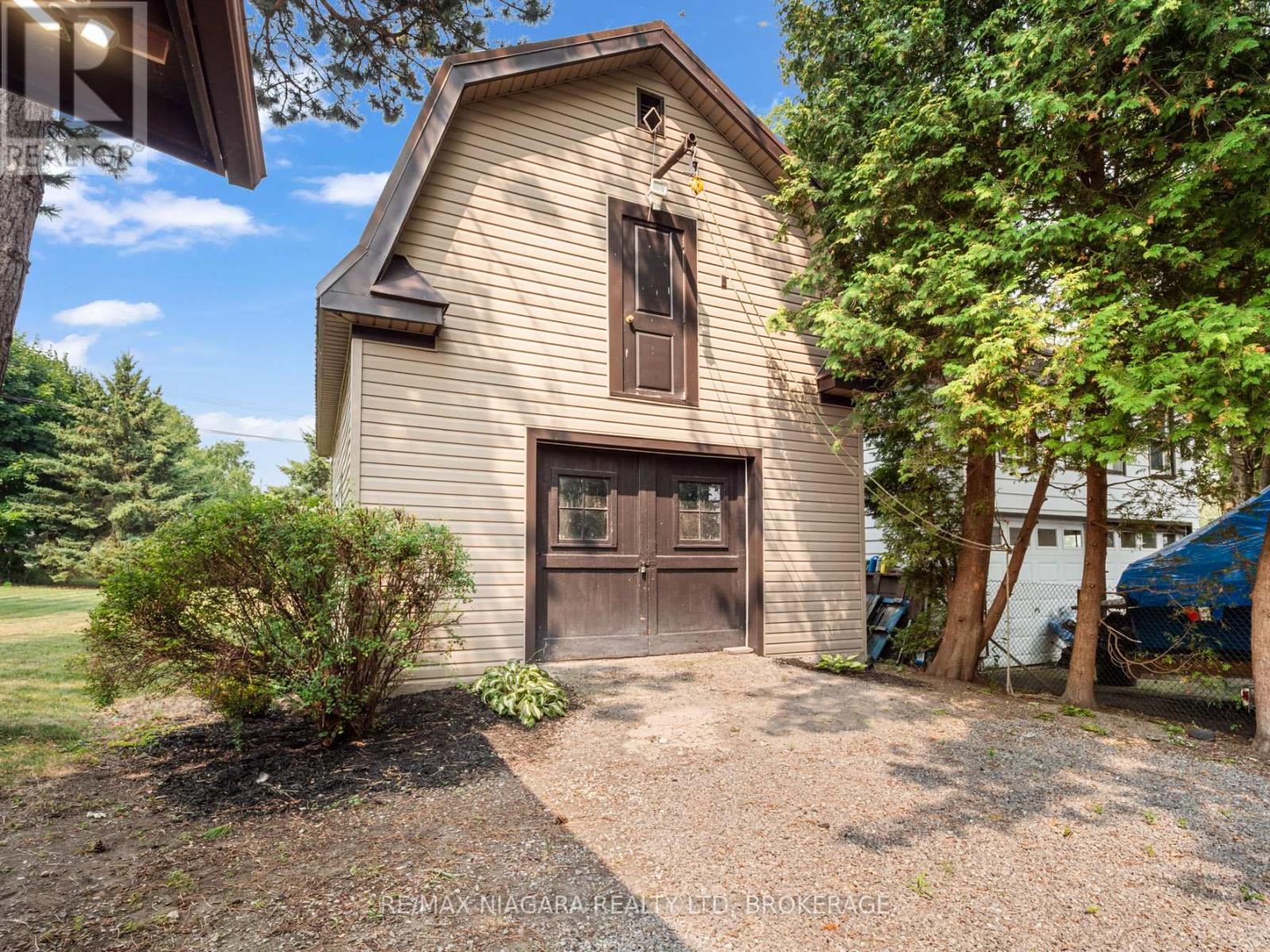 735 NIAGARA BOULEVARD