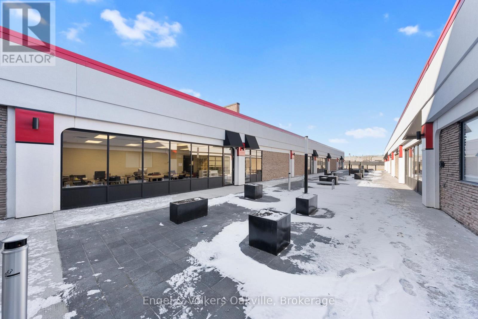 8 - 755 QUEENSWAY E