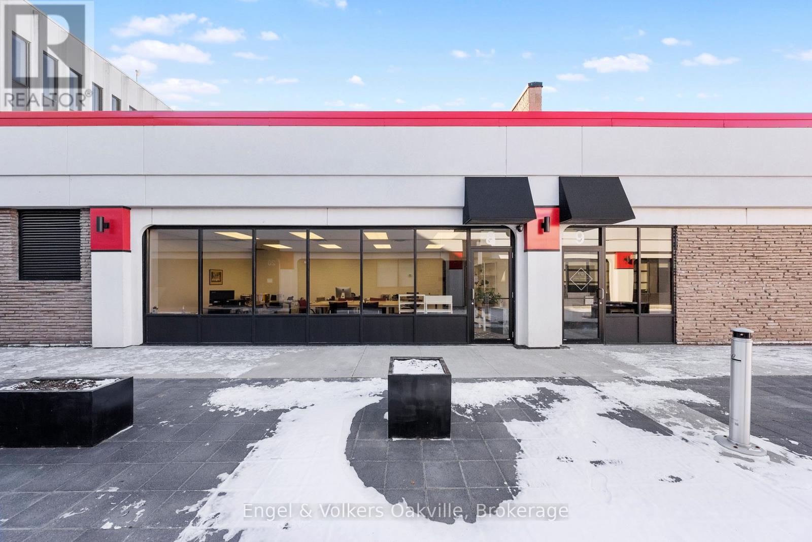 8 - 755 QUEENSWAY E