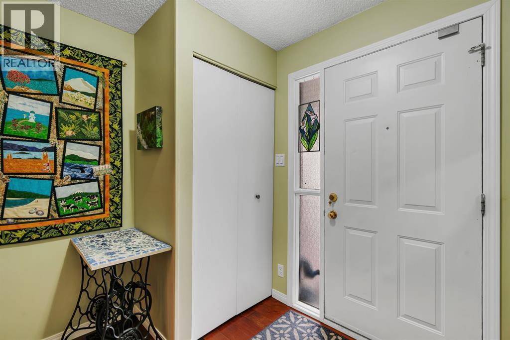 16, 64 Woodacres Crescent SW