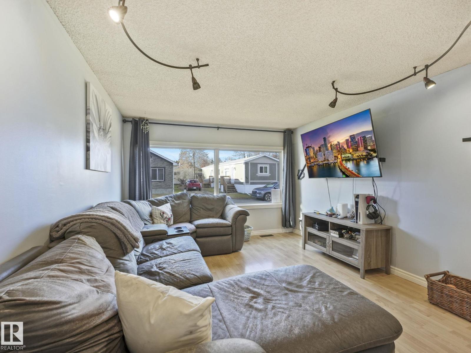 429 Westview CL NW