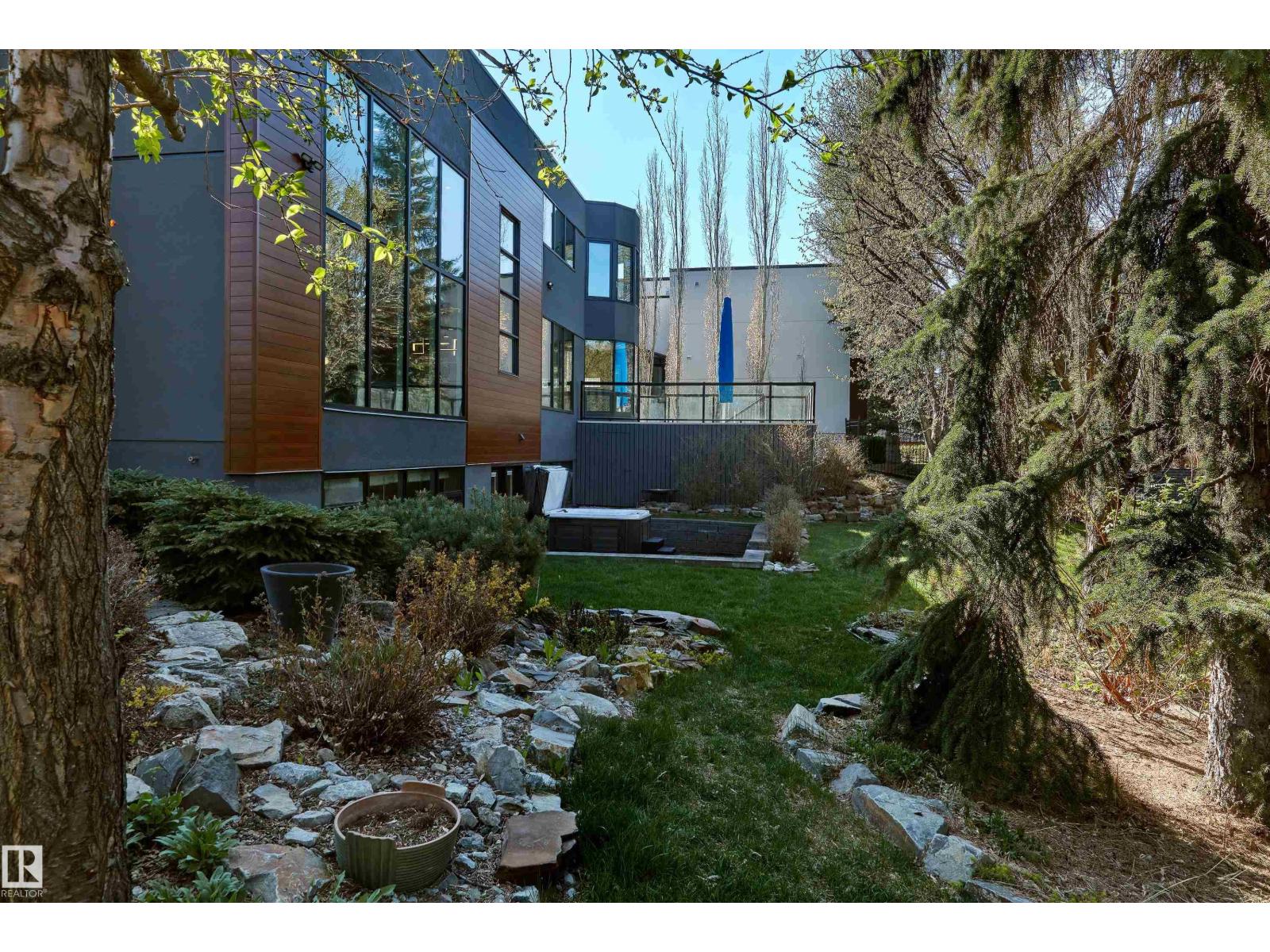 7 PATRICIA PL NW