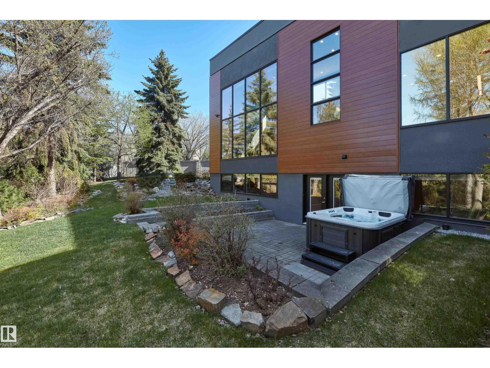 7 PATRICIA PL NW