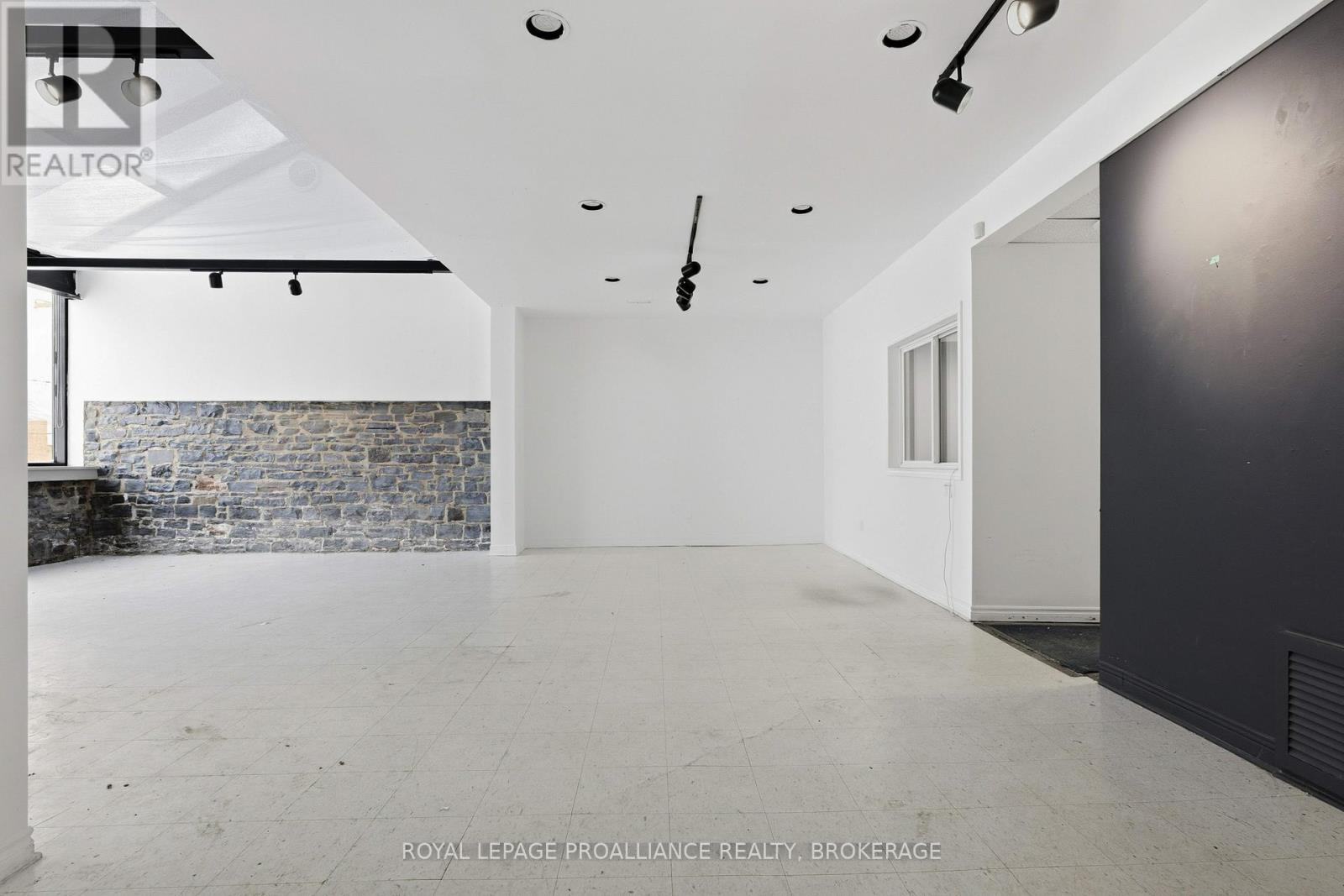 UNIT:VICTORIA ST ENTRANCE - 647 PRINCESS STREET