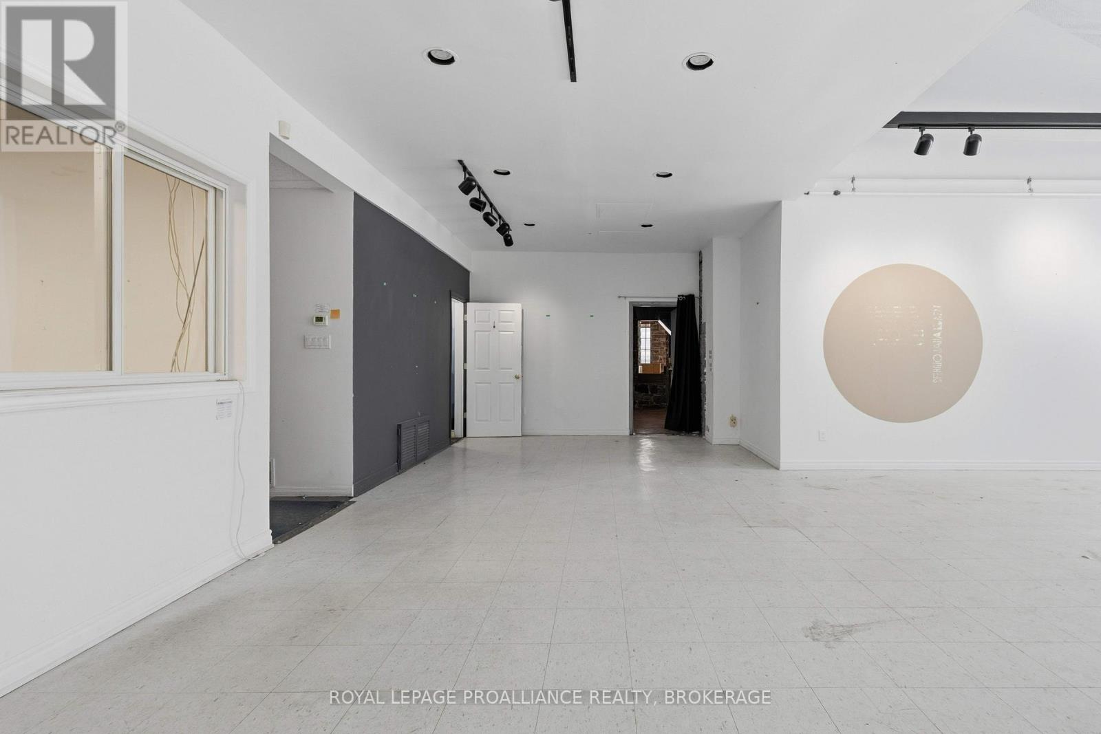 UNIT:VICTORIA ST ENTRANCE - 647 PRINCESS STREET