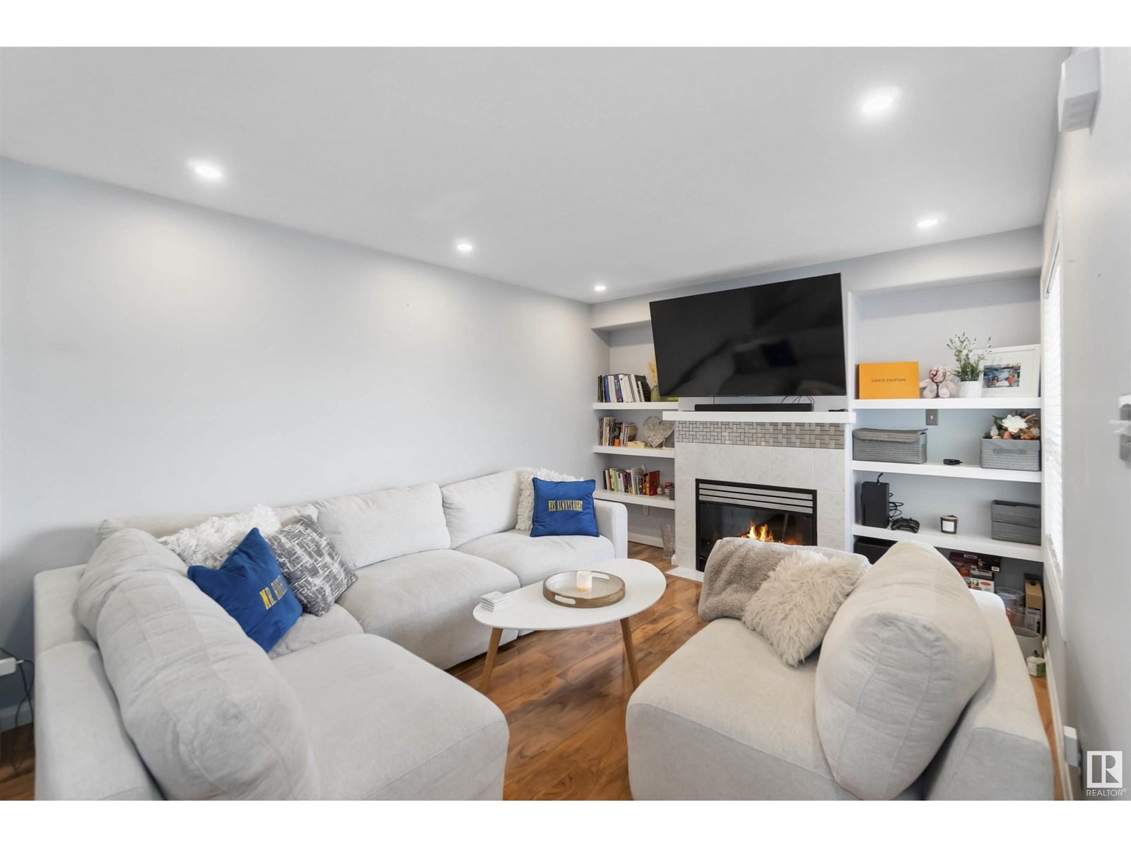 #11 8203 160 AV NW