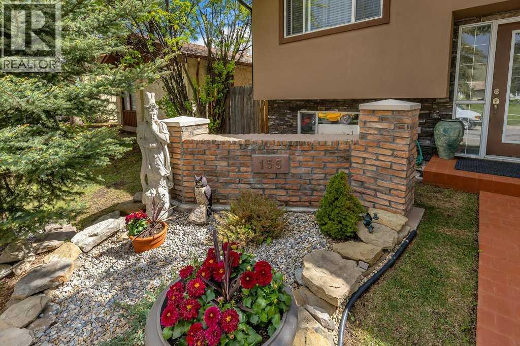 155 Midcrest Crescent SE