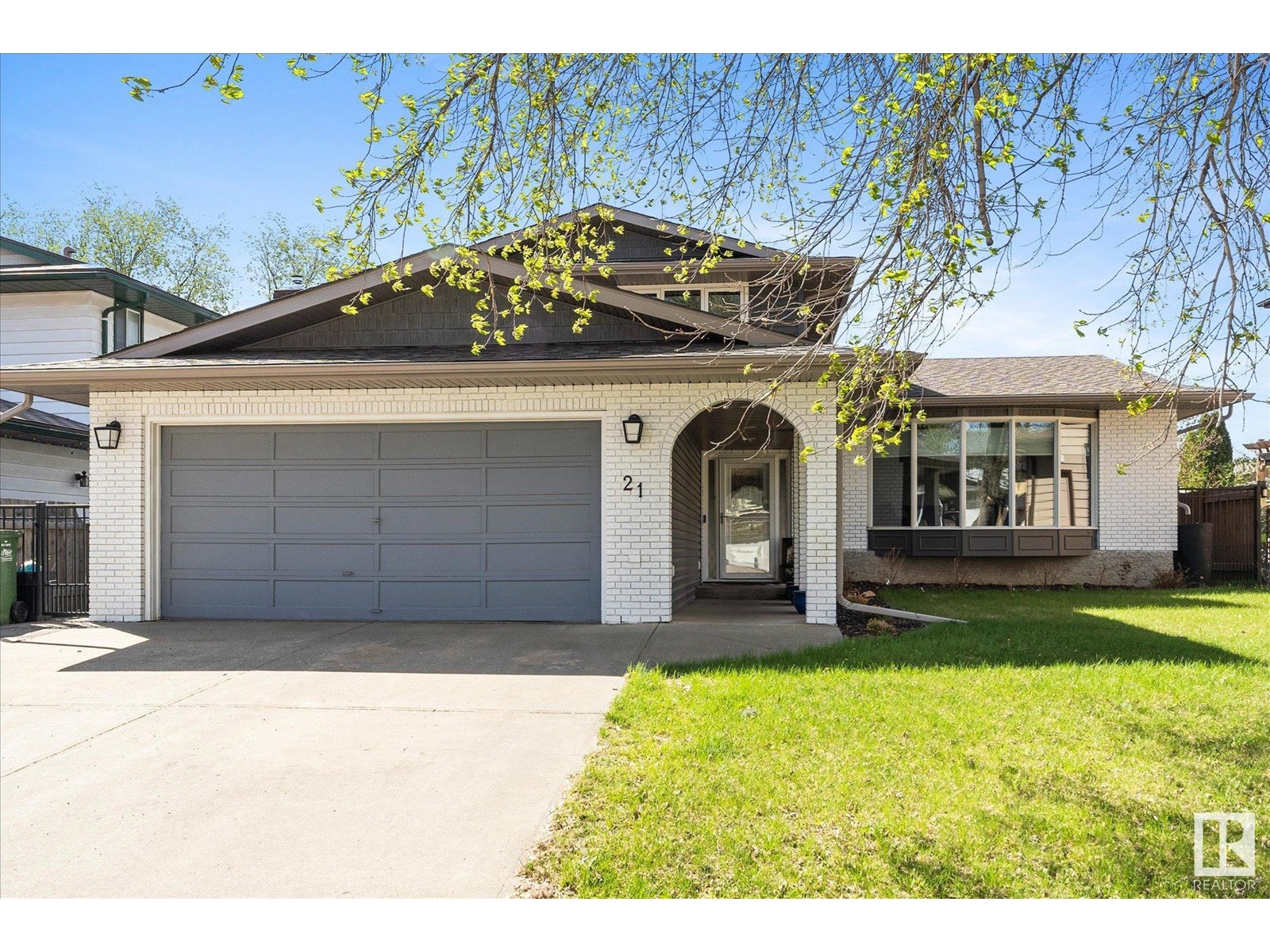 21 WOODLANDS RD