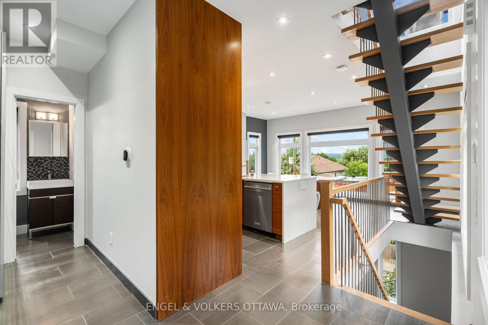 62 UPPER LORNE PLACE