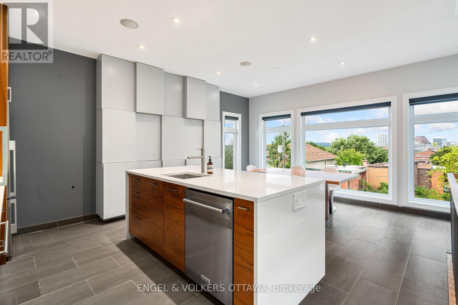 62 UPPER LORNE PLACE