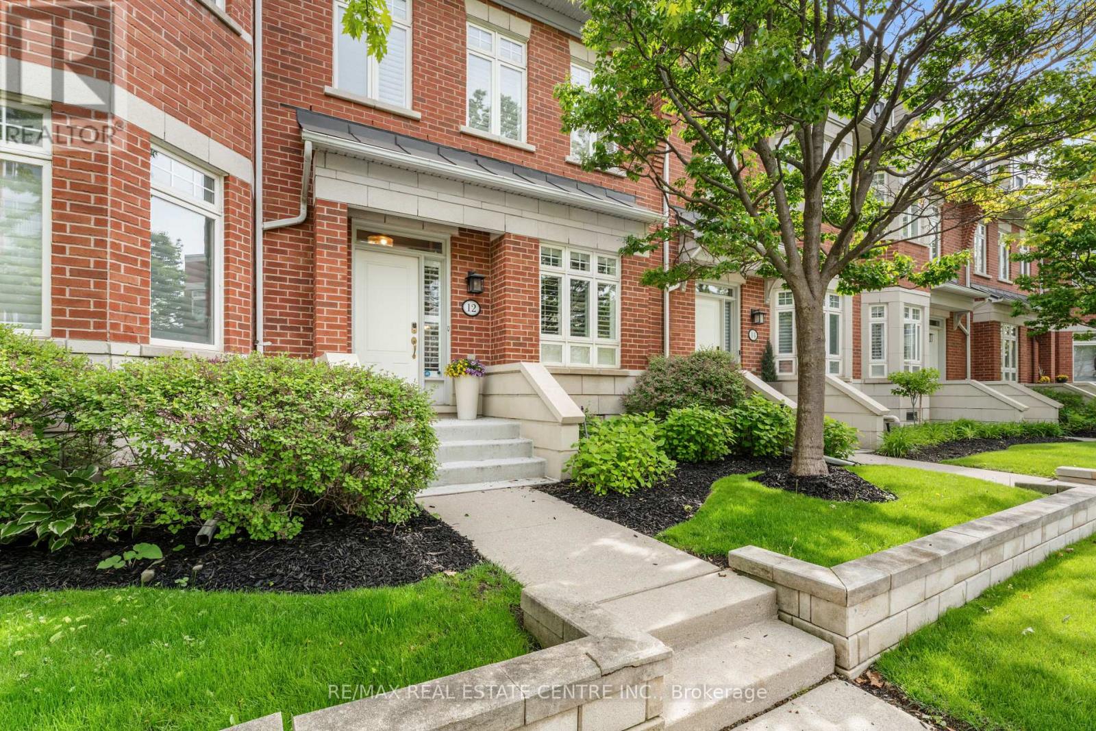 12 ST. LAWRENCE DRIVE