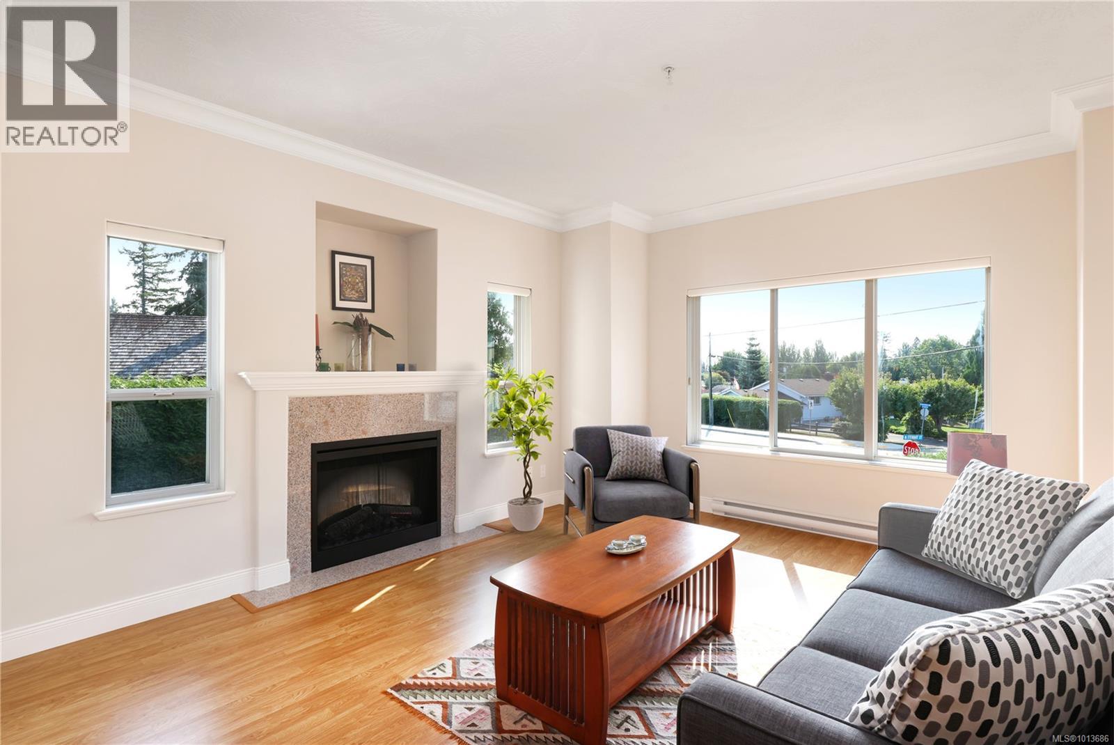 16 1646 Balmoral Ave