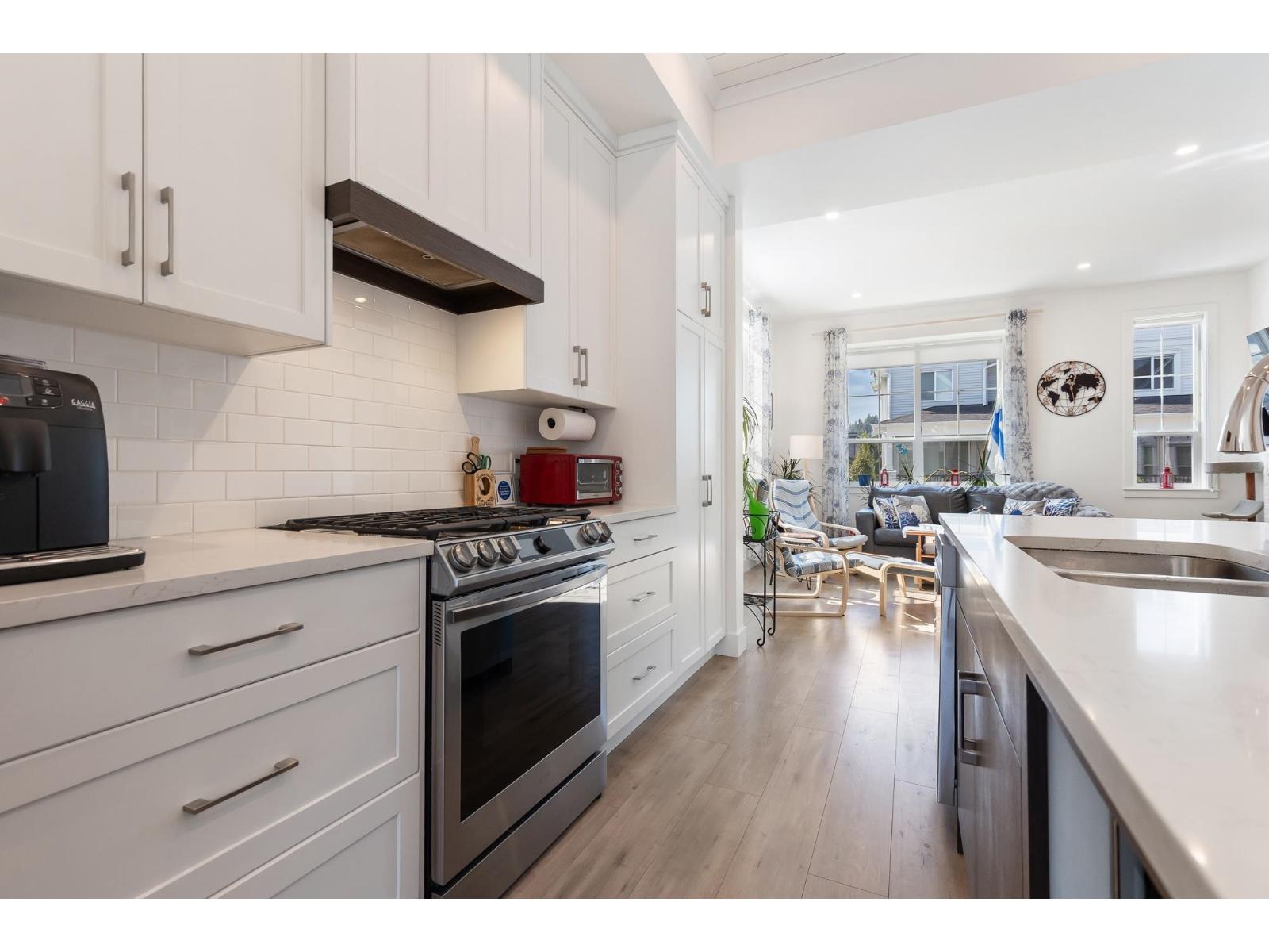 8 8200 FOXFERN ROAD|Lower Landing