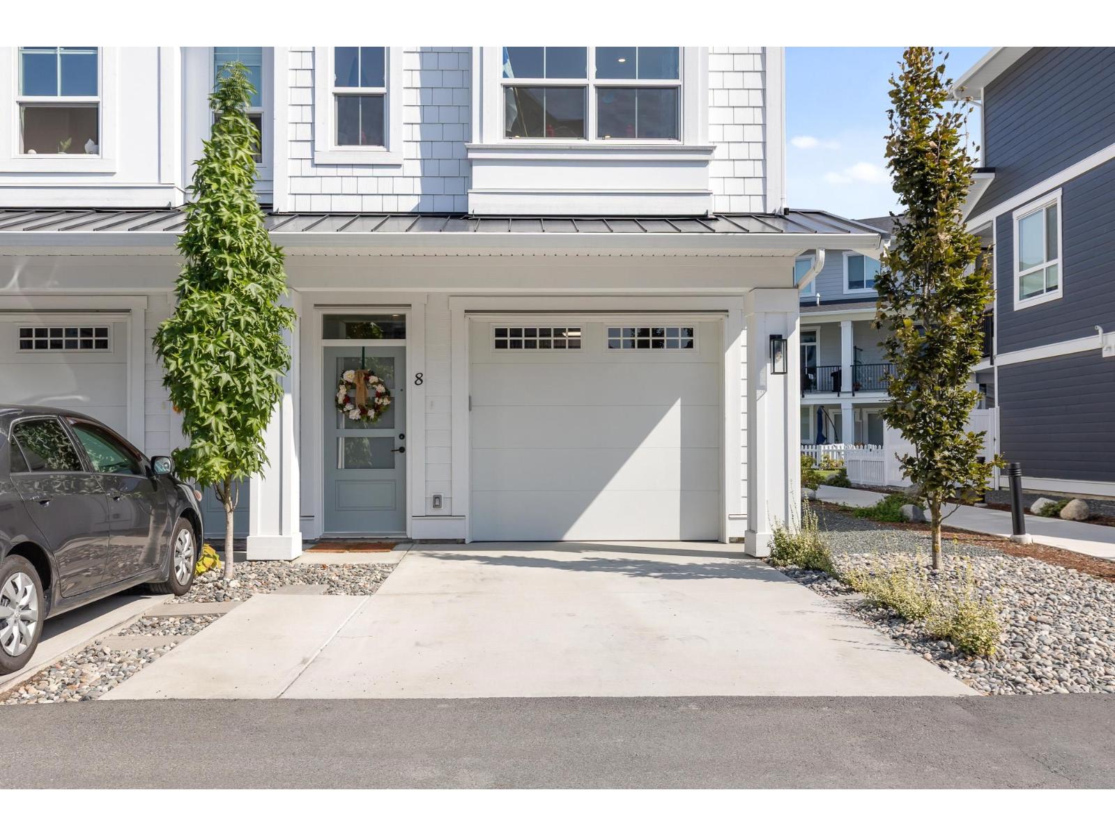 8 8200 FOXFERN ROAD|Lower Landing