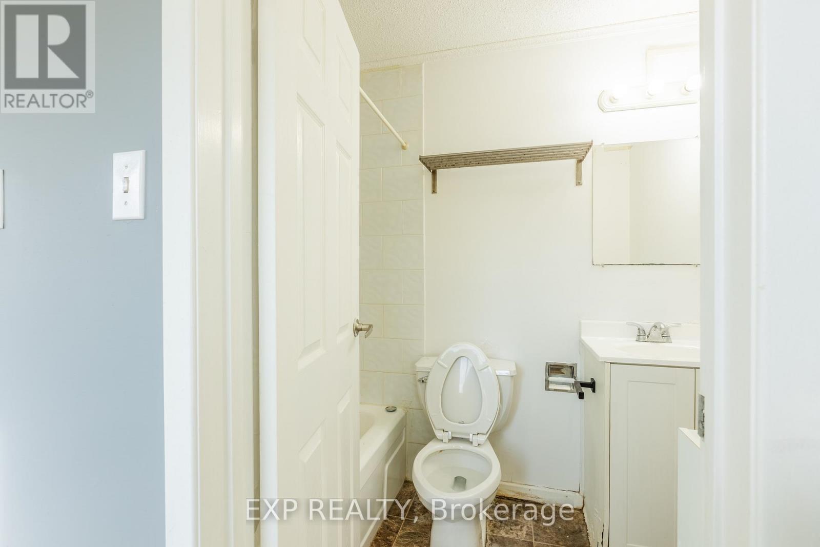 102 - 121 UNIVERSITY AVENUE E