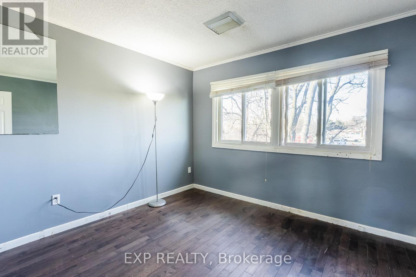 102 - 121 UNIVERSITY AVENUE E