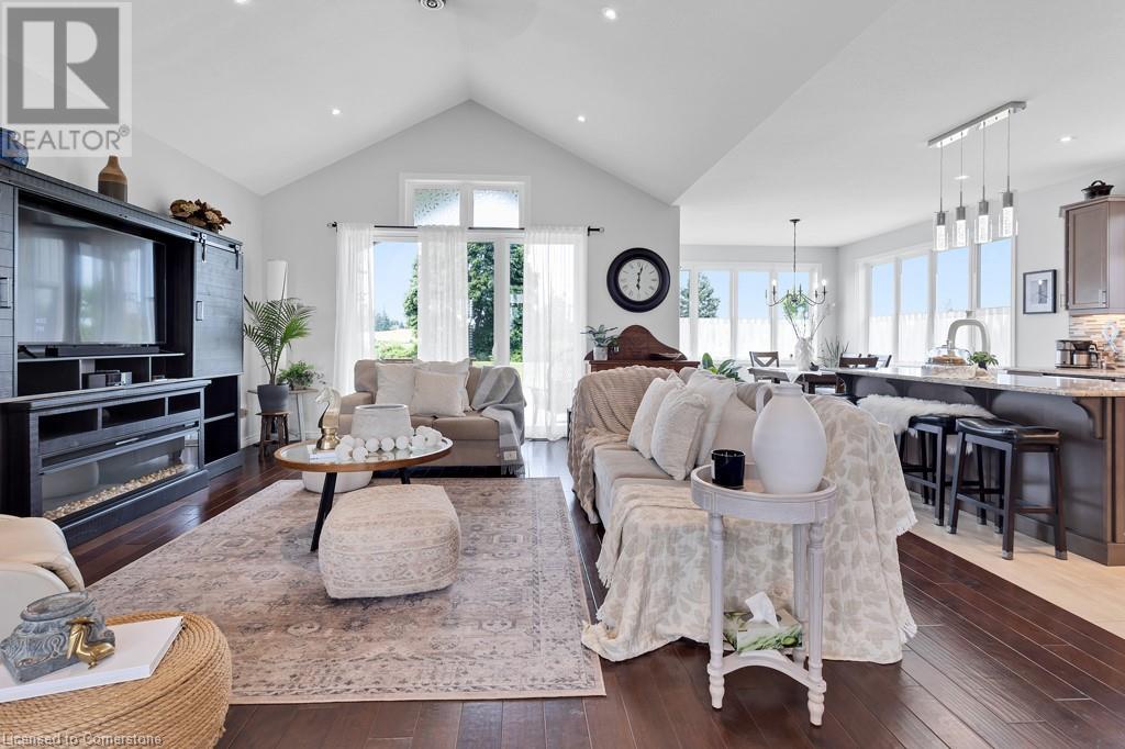 6 MACNEIL Court