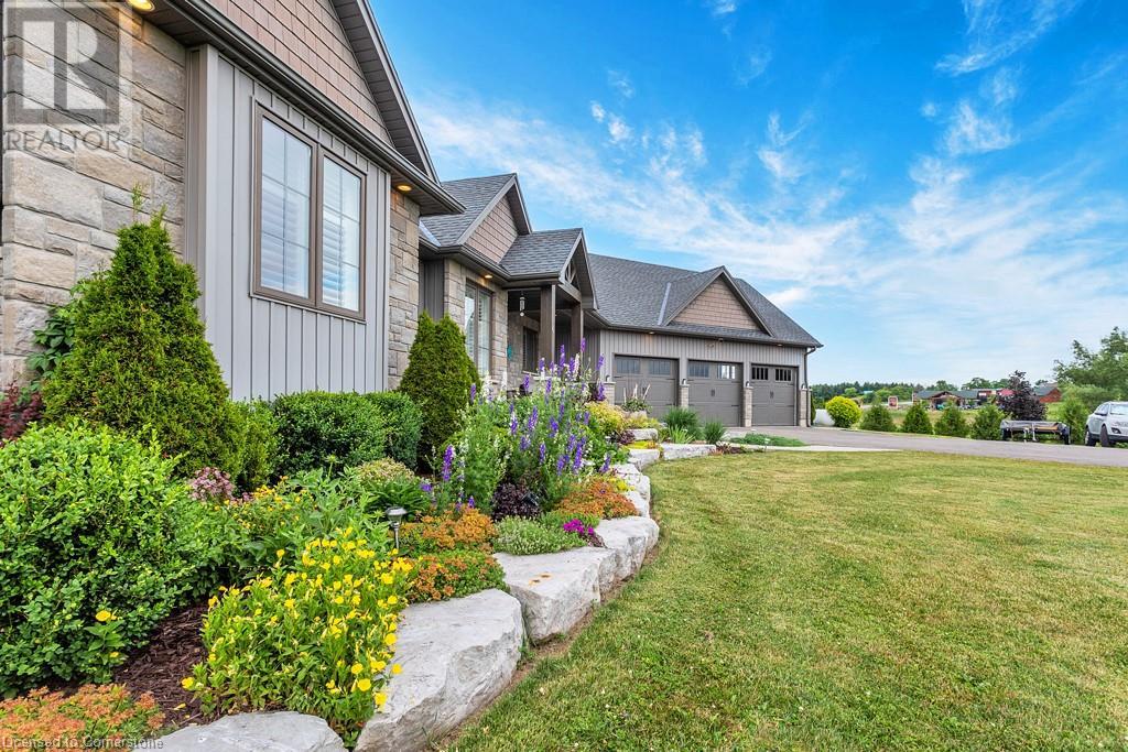 6 MACNEIL Court