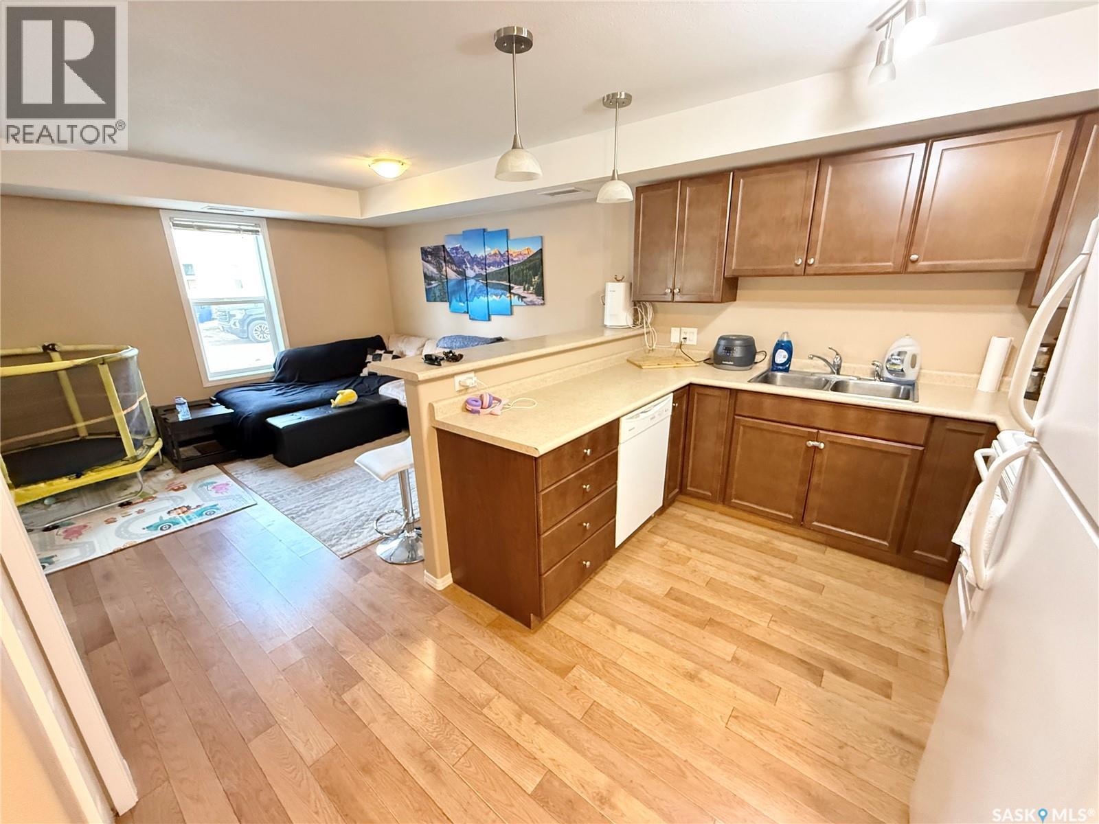 101 1638 Clark AVENUE