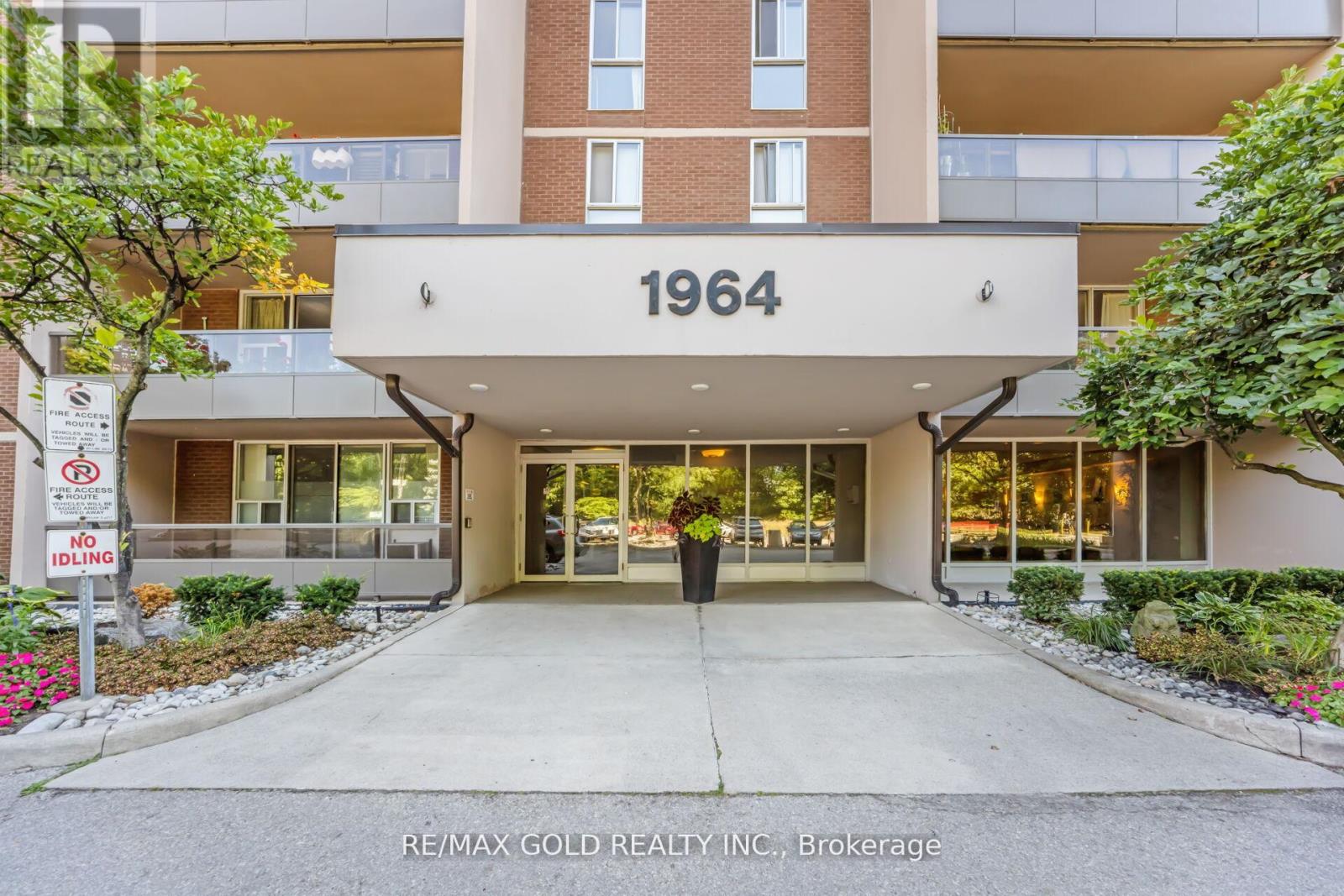 404 - 1964 MAIN STREET W