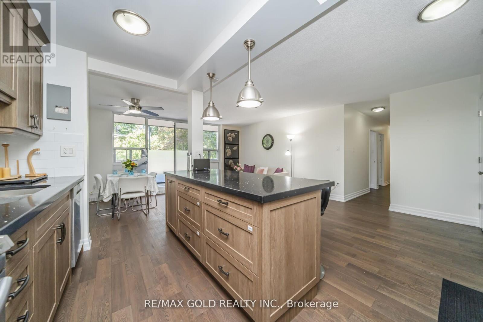 404 - 1964 MAIN STREET W