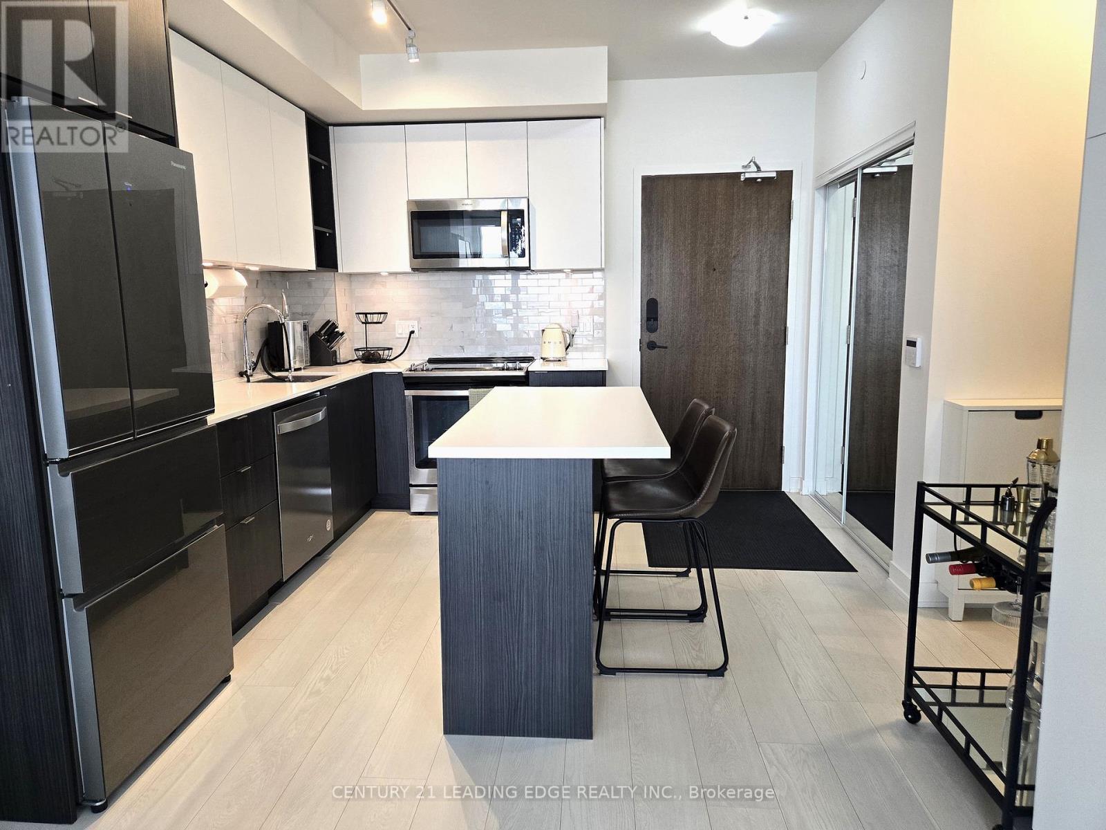 925 - 100 EAGLE ROCK WAY