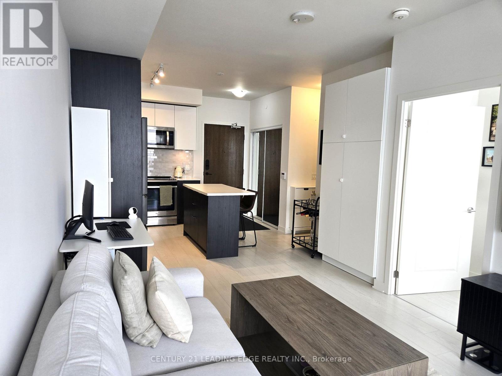 925 - 100 EAGLE ROCK WAY