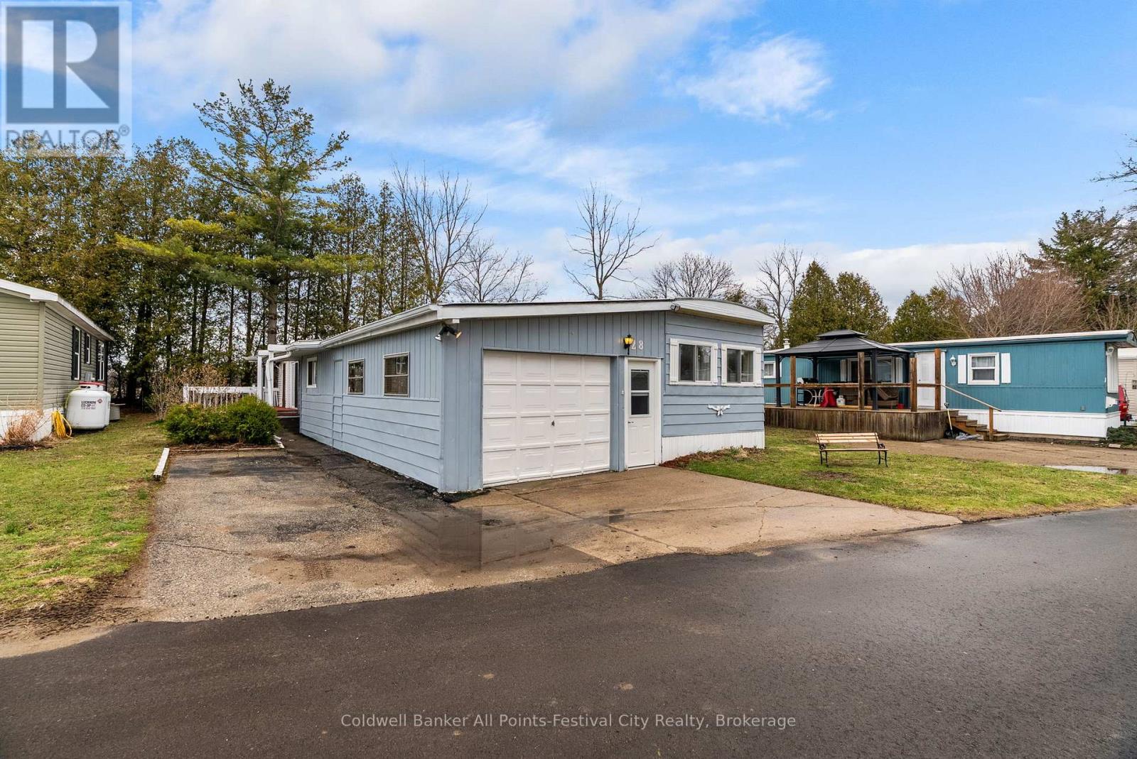 Photo 1 of 27 — 28 SUTTON DRIVE, Ashfield-Colborne-Wawanosh (Ashfield), ON N7A3Y3